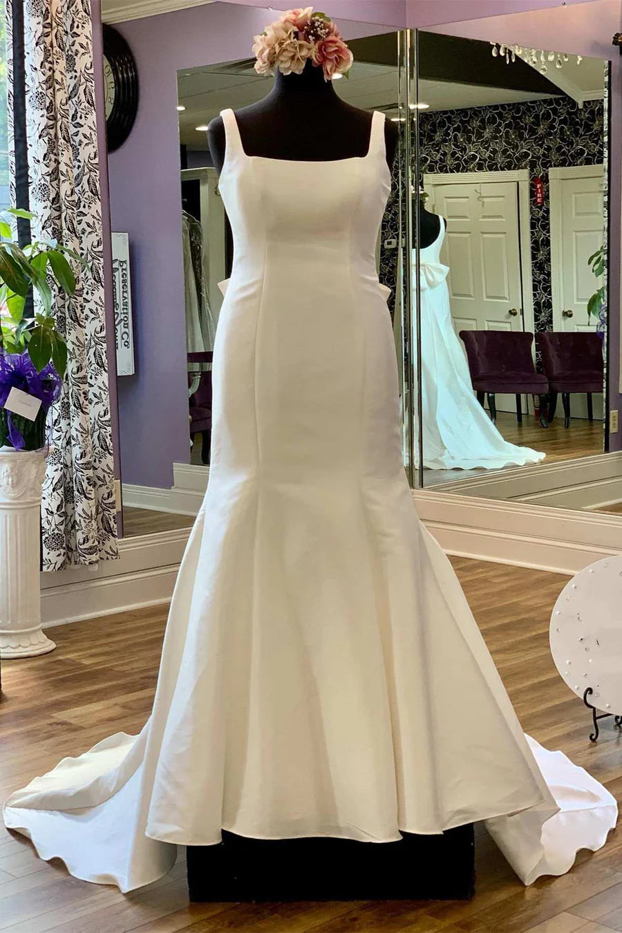 Vestido de novia largo estilo trompeta con escote cuadrado y espalda con lazo